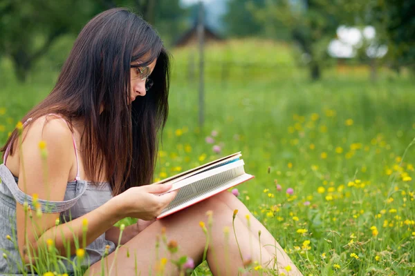 Junge Frau liest — Stockfoto