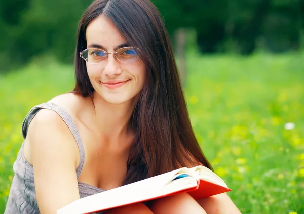 Portræt af en ung kvinde med en bog - Stock-foto