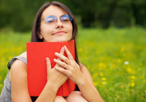 Retrato de uma jovem mulher com um livro — Fotografia de Stock