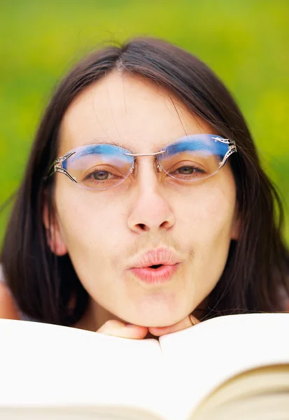 Junge Frau mit Buch — Stockfoto