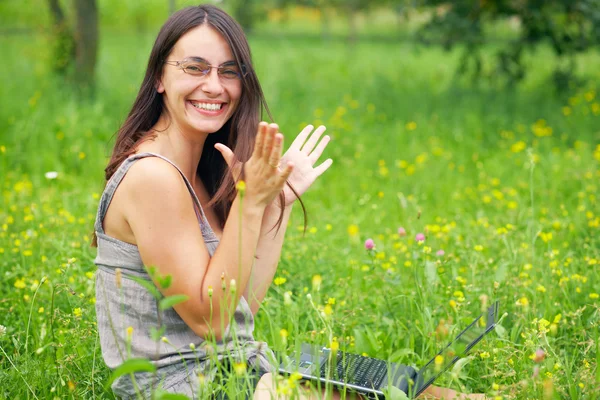 Junge Frau mit ihrem Laptop — Stockfoto