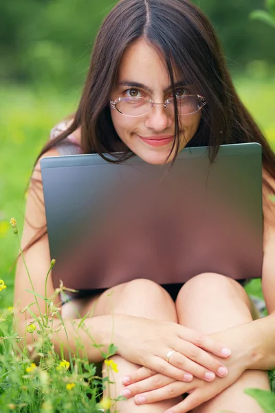 Onu laptop ile genç kadın — Stok fotoğraf