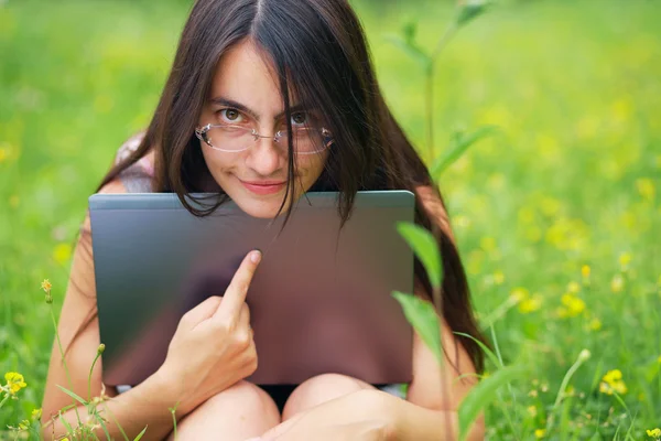 Mujer joven con su portátil — Foto de Stock