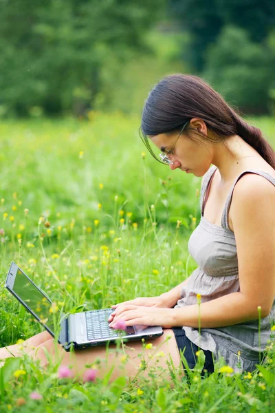 Femeia tânără cu laptopul ei — Fotografie, imagine de stoc