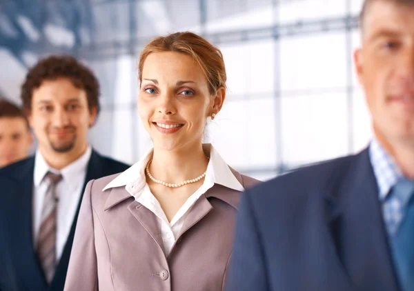 Mujer de negocios con colegas . —  Fotos de Stock