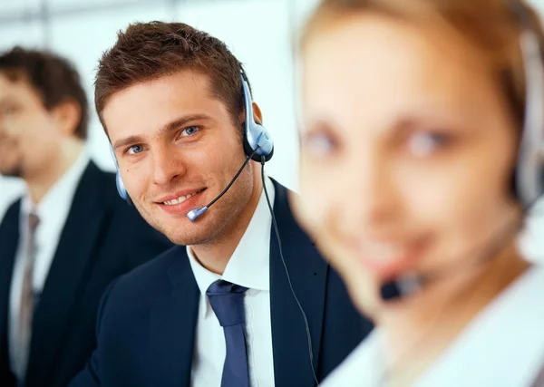 Primer plano de un hombre de negocios con auriculares — Foto de Stock