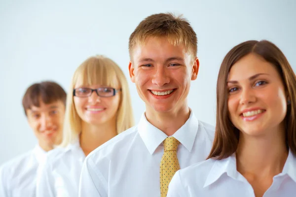 Jonge zakenman met zijn collega 's — Stockfoto