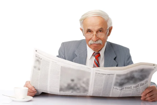 Homem mais velho lendo um jornal — Fotografia de Stock