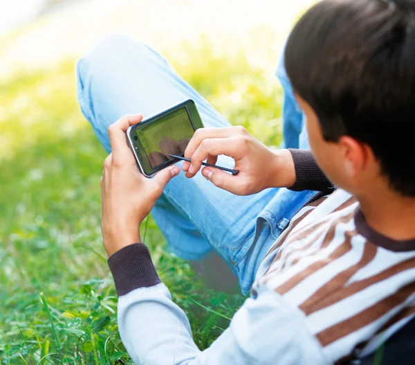 Joven con su computadora de bolsillo — Foto de Stock