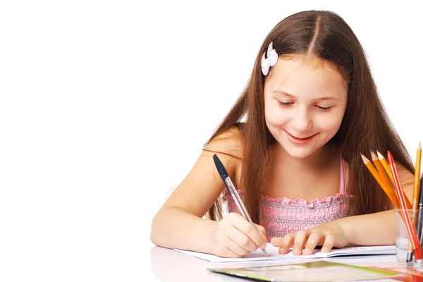 Sonriente niña escribiendo algo . — Foto de Stock