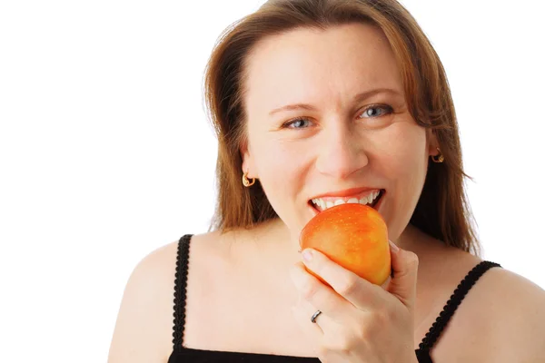 Mujer joven comiendo una manzana — Foto de Stock