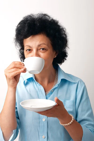 Äldre kvinna dricka te. — Stockfoto