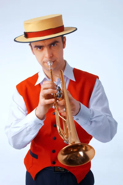 Närbild bild av en man som spelar på trumpet — Stockfoto