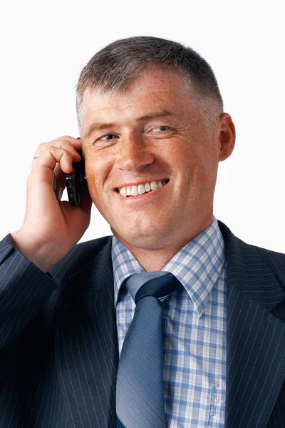 Glad äldre affärsmannen tala i mobilen在移动设备上发言时的快乐老年商人. — Stockfoto