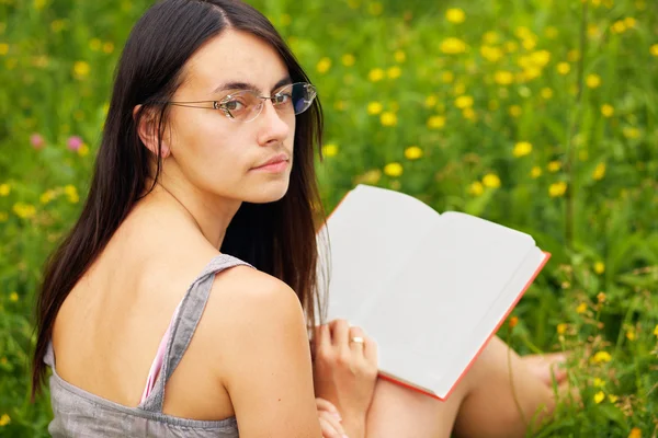 Portret van een jonge vrouw met een boek — Stockfoto