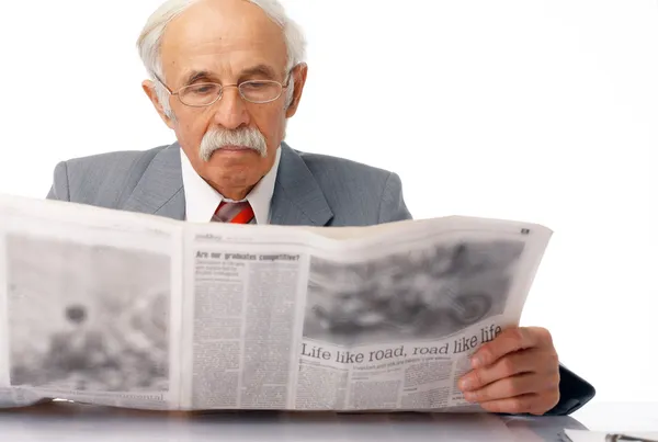 Čtení novin. — Stock fotografie