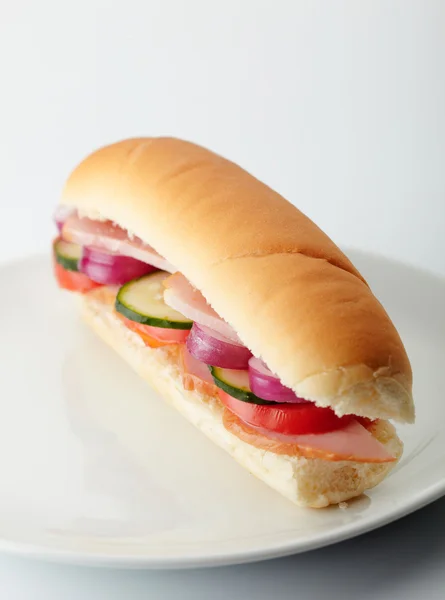 Kleines Sandwich mit Wurstwaren und Gemüse — Stockfoto