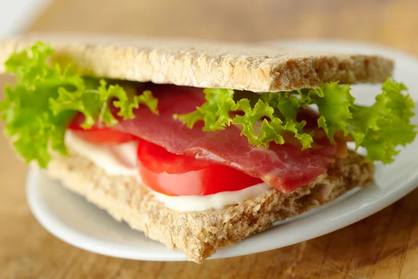 Sanduíche caseiro com bacon — Fotografia de Stock