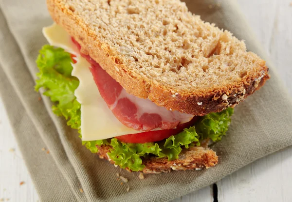 Verse deli sandwich met tomaten, swiss vijgenconfituur, sla — Stockfoto