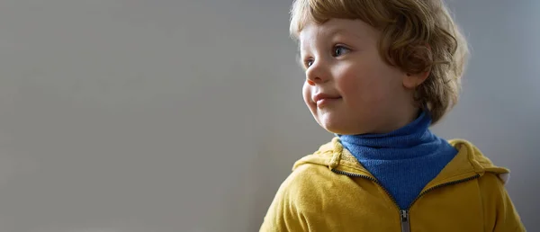 Ein Kleines Ukrainisches Kind Lächelt Trägt Blaue Und Gelbe Kleidung — Stockfoto