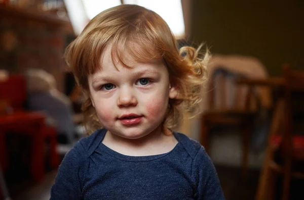 Malé Šťastné Ukrajinské Dítě Sobě Modré Tričko — Stock fotografie