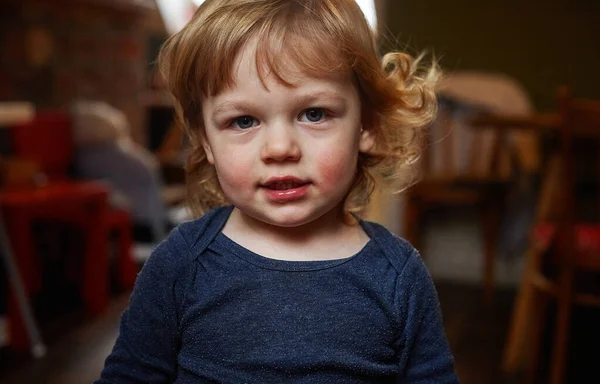 Malé Šťastné Ukrajinské Dítě Sobě Modré Tričko — Stock fotografie