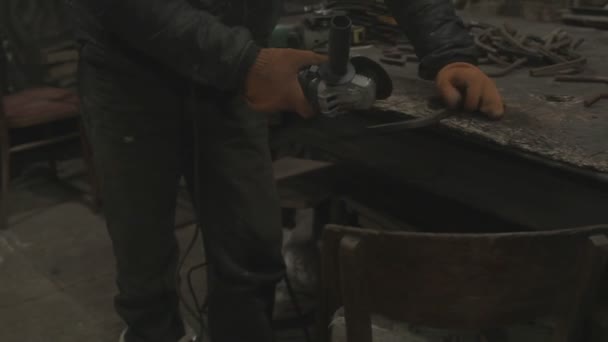 Profesyonel Erkek Eller Koruyucu Eldiven Ustası Kaynak Makinesinde Metal Diskle — Stok video