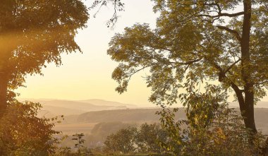Güneşli bir sabahta doğada dramatik hareket eden bulut