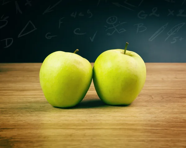 Äpplen och skrivbord — Stockfoto