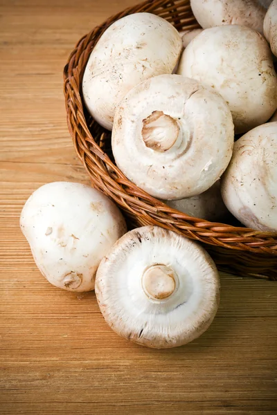 Champignon paddestoelen met bruin verscheidenheid op houten tafel — Stockfoto