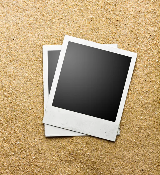 Fotoframe op zand achtergrond, pad in frame — Stockfoto