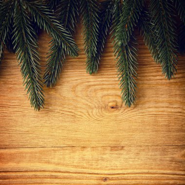 Yılbaşı çam ağacı ahşap zemin üzerinde