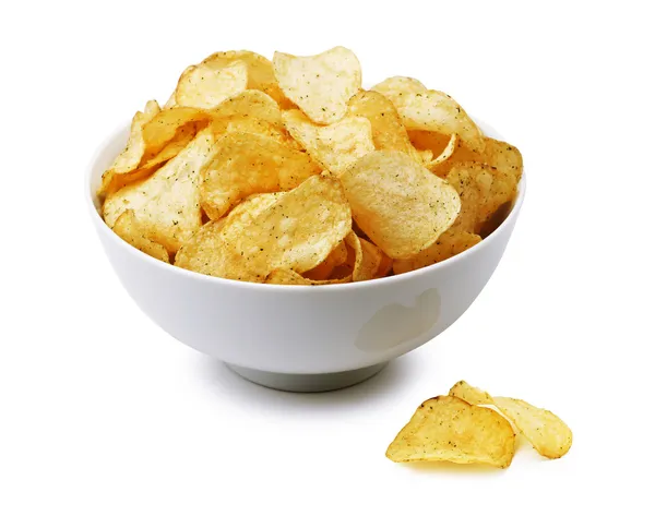 Картофельные чипсы миска изолированы на белом, вырезка дорожки включены — стоковое фото