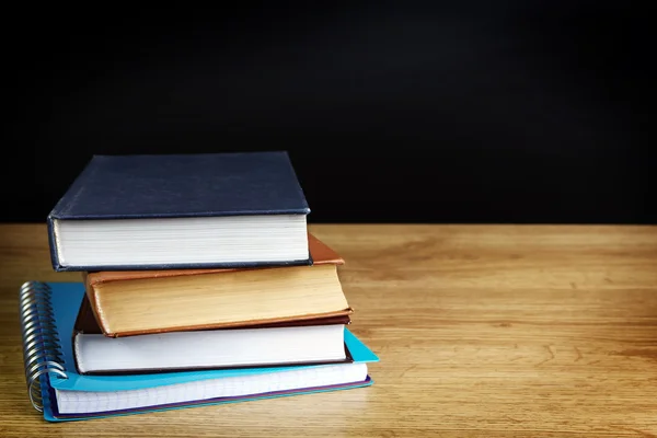 Книги для школы на столе — стоковое фото