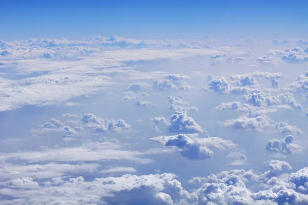 Une image d'un vol au-dessus des nuages — Photo