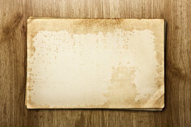 Kahverengi ahşap desenli eski bir kağıt.