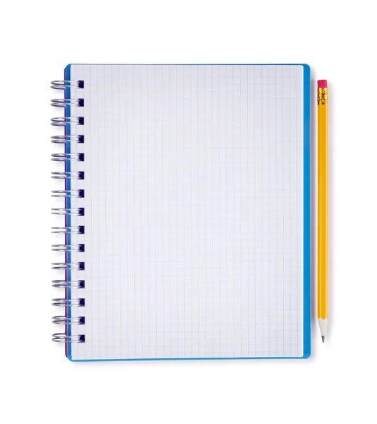 Caderno e lápis em branco, isolados em branco com caminho de recorte — Fotografia de Stock
