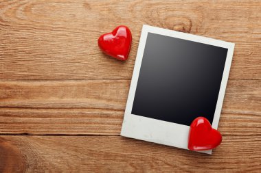 fotoğraf çerçevesi ve eski ahşap arka plan, içindeki yolu üzerinde küçük kırmızı Kalpler