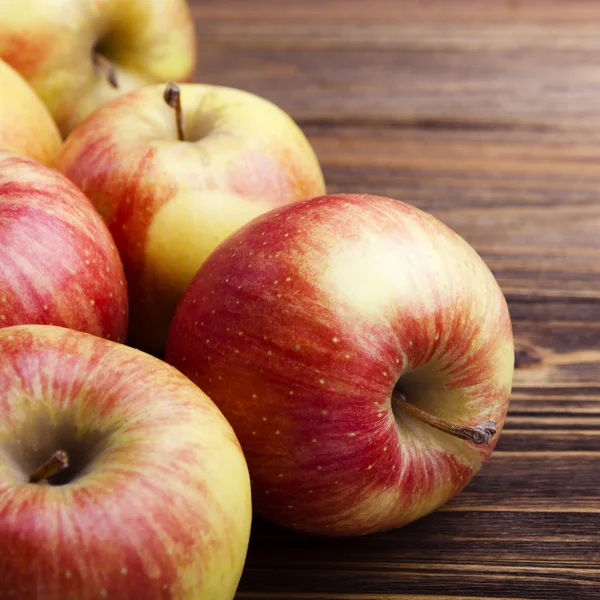 Ahşap masada kırmızı elmalar