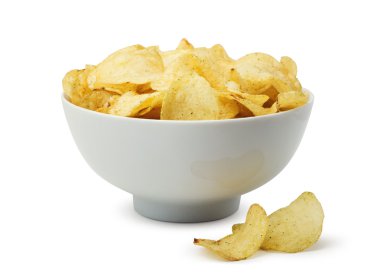 Patates cipsi kasesi beyaza izole edilmiş.