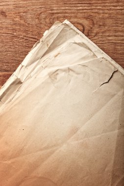 Kahverengi ahşap üzerine eski kağıt