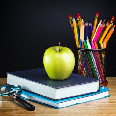 renkli kalem, defter ve diğer ekipmanlar ile öğretmen Masası.