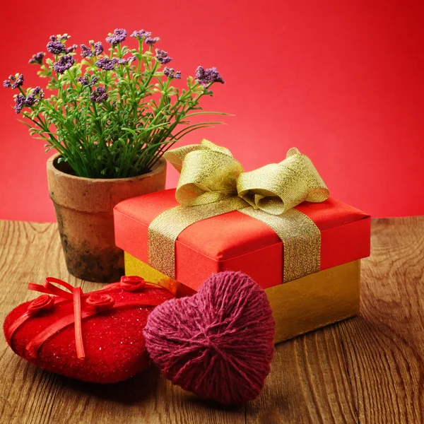 Corazón, San Valentín caja de regalo y flor — Foto de Stock