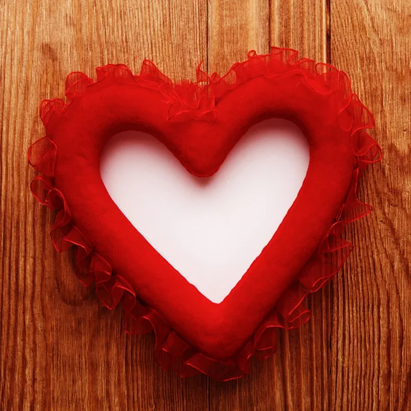 Corazón rojo sobre madera con espacio de copia —  Fotos de Stock