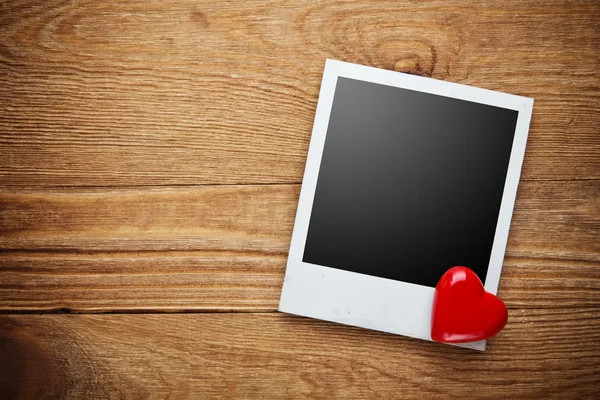 boş anında fotoğraf ve eski ahşap üzerine küçük kırmızı kalp