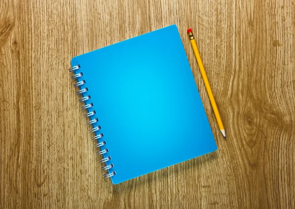 Ołówki i notebook na tle drewniane — Zdjęcie stockowe