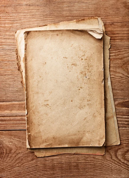 Pila de papeles viejos sobre texturas de madera de fondo — Foto de Stock