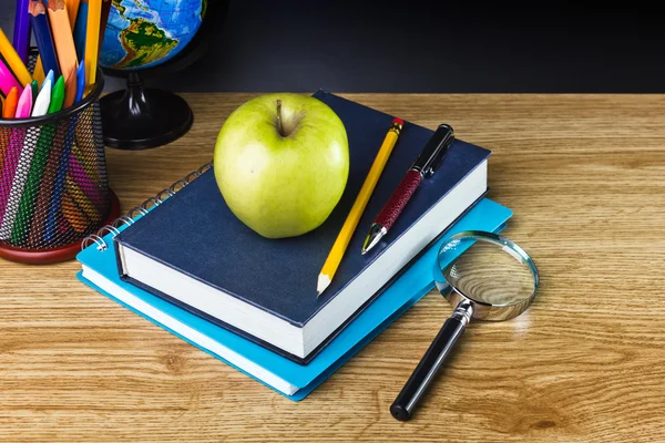 Teacher's bureau met een potlood kleur-, laptop- en andere apparatuur. — Stockfoto