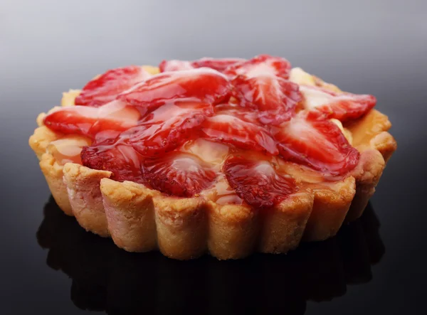 Dessert Fruchtkuchen mit Erdbeere — Stockfoto