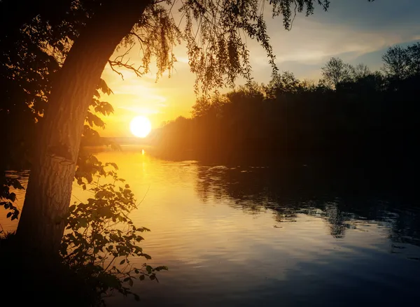 Ηλιοβασίλεμα πάνω από λίμνη — Φωτογραφία Αρχείου